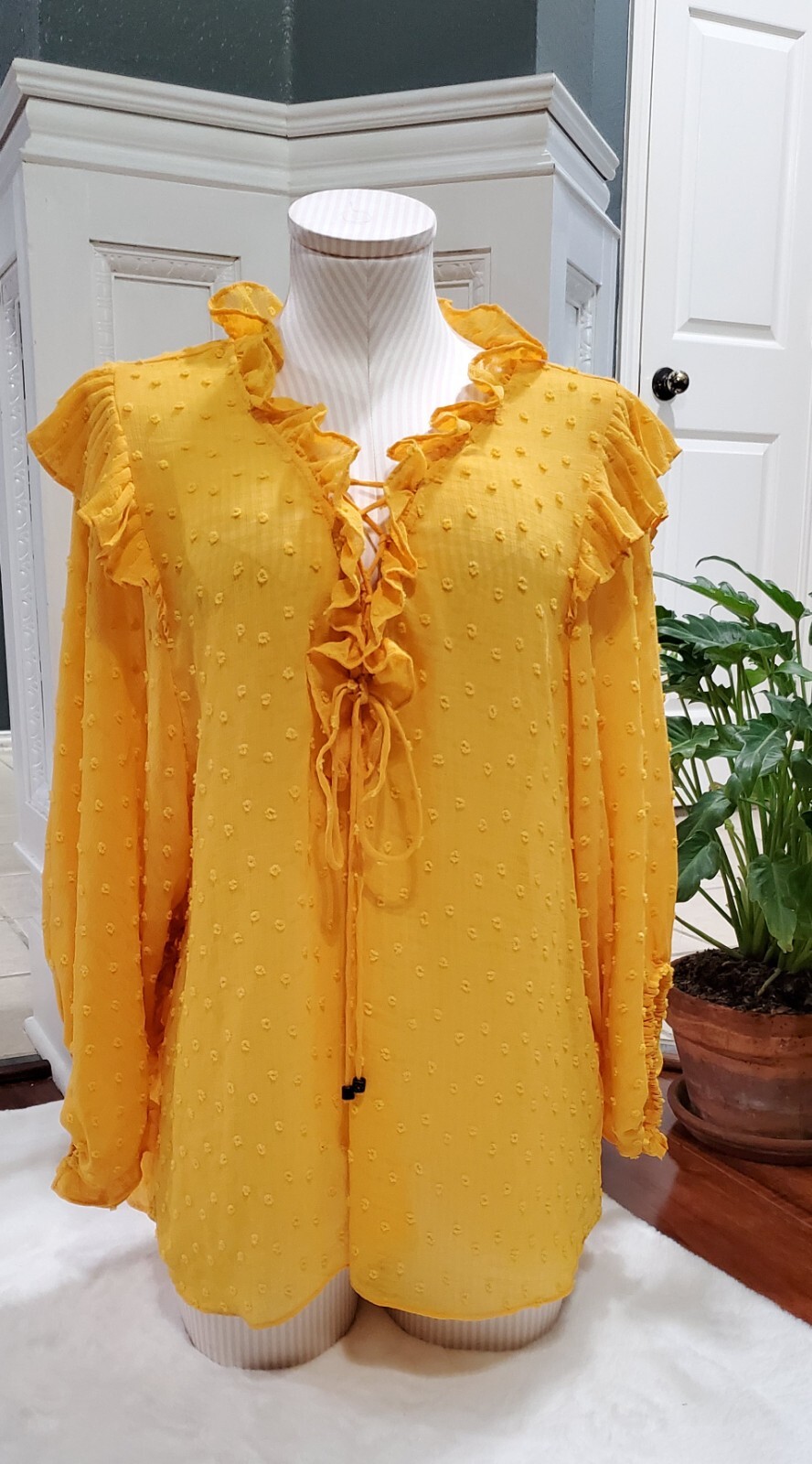 Anthropologie women's Peasant Top L Haida Yellow Swiss Dot Ruffle