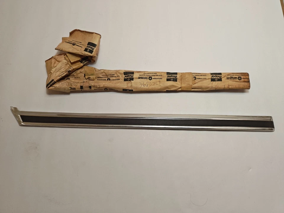 1972 年克莱斯勒 Royal Newport 左前挡泥板黑色镀铬成型 3683567 NOS。 — 第 3/4 张图片