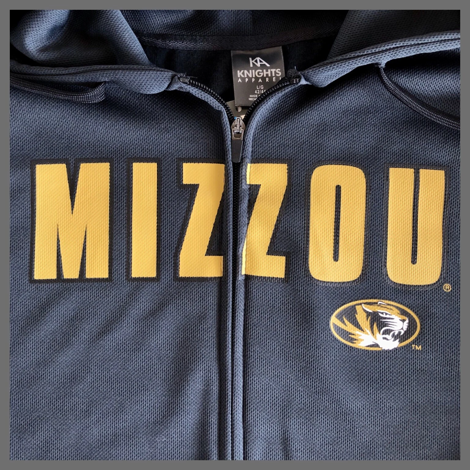 VETEMENTS Felpa con cappuccio zip intera nuova con etichette Knights Apparel Charcoal Missouri Tigers MIZZOU taglia L