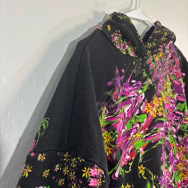 Sudadera con Capucha Desigual Para Mujer Pequeña Arte Floral Negra Multi Pullover Foto 2 de 4