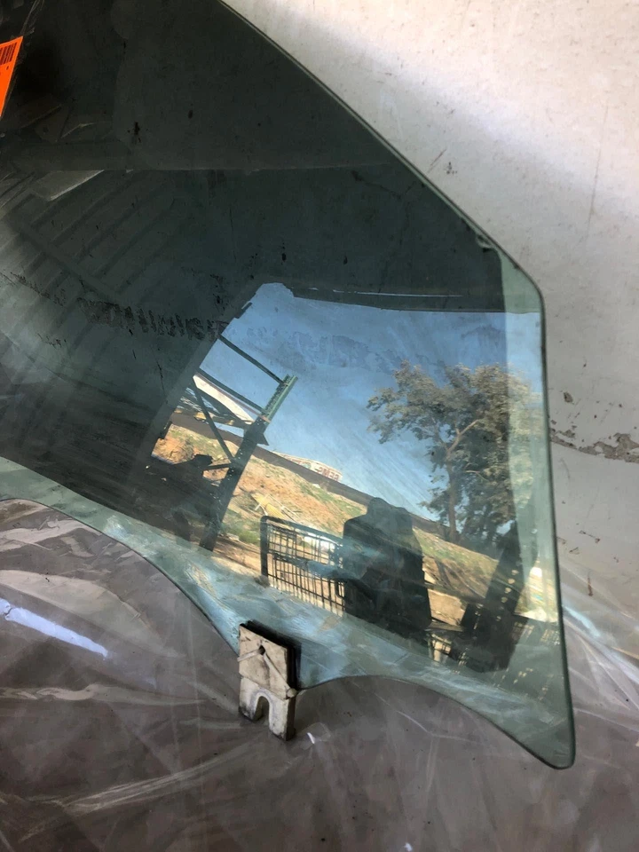 1997 Chevrolet Malibu Porta Frontal Janela de Vidro Mão Direita Lado do Passageiro Usado - Imagem 2 de 4