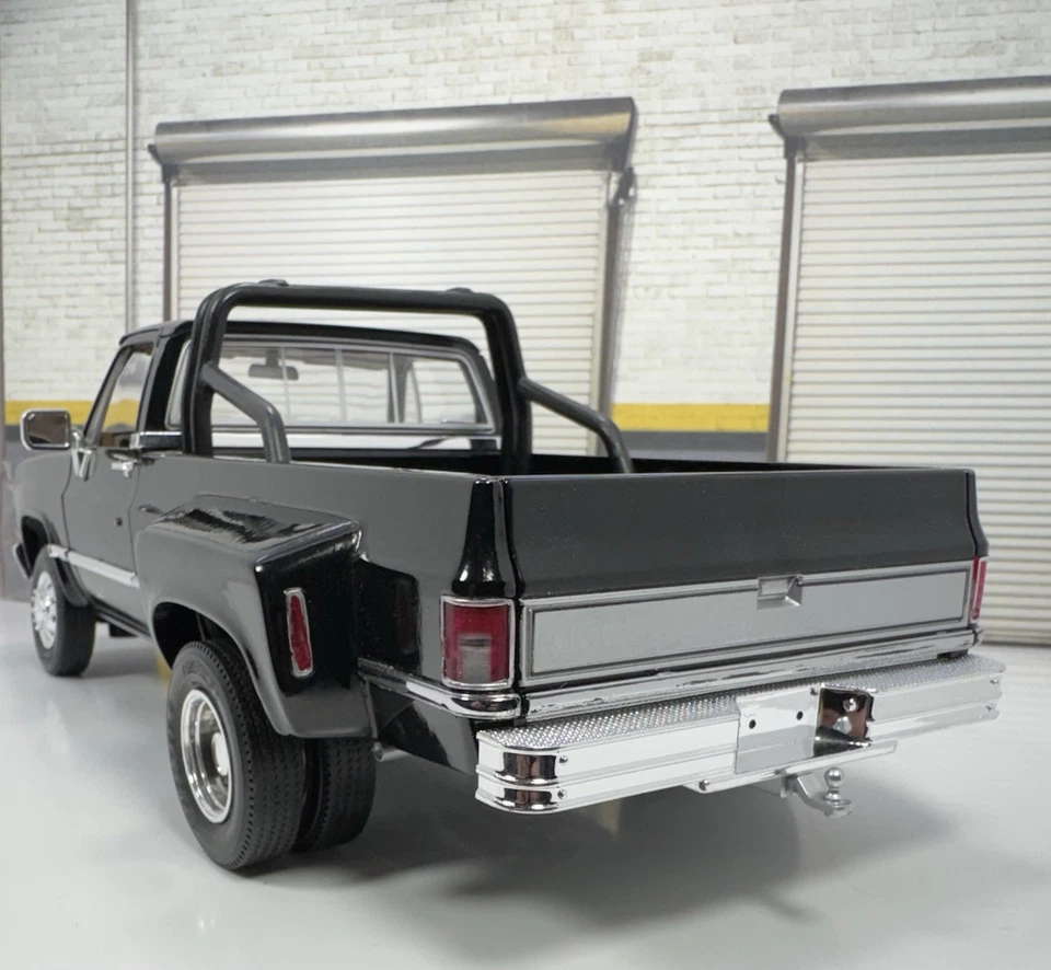 GREENLIGHT 1/18 Scale 1982 GMC K-2500 “DUALLY” Truck / Custom Build 1 Of 1 Made  - Image 4 of 4