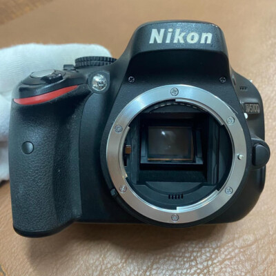 M62 Near Mint Nikon D5100 16.2MP Digital SLR Body & Lens 18-55 VR