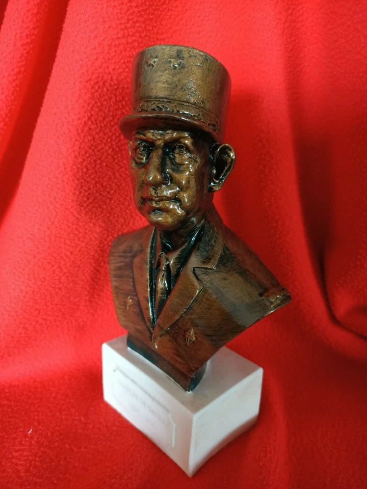 Buste du Général De Gaulle** - Photo 2/2