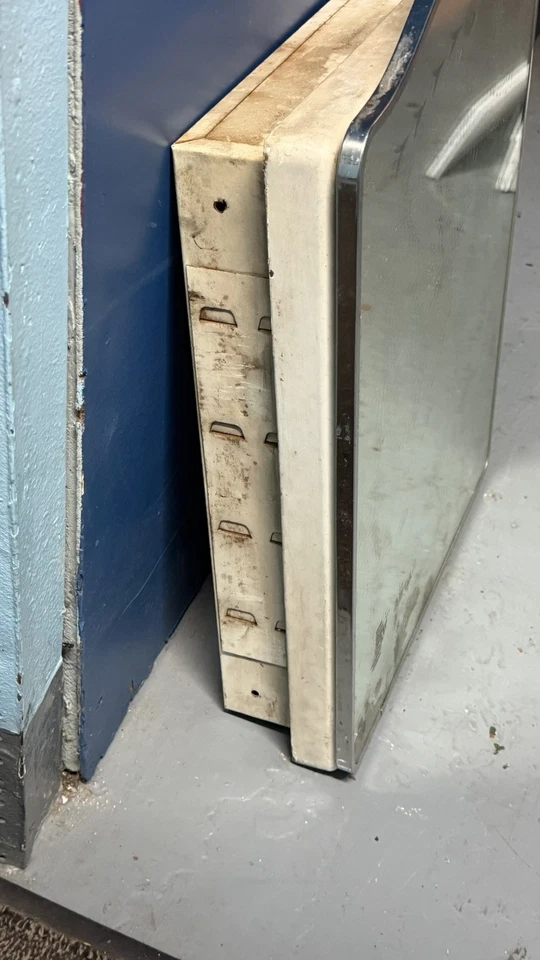 Botiquín vintage de acero con espejo. ¡Sin estantes, se puede hacer! Plata deslustrada Foto 4 de 4