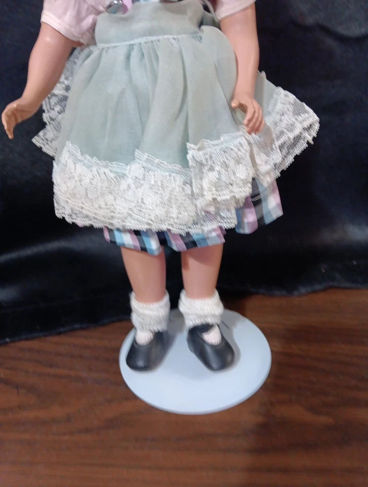 Muñeca de colección Arranbee Nancy Lee 14" en precioso vestido a cuadros con delantal, enagua sombrero Foto 4 de 4