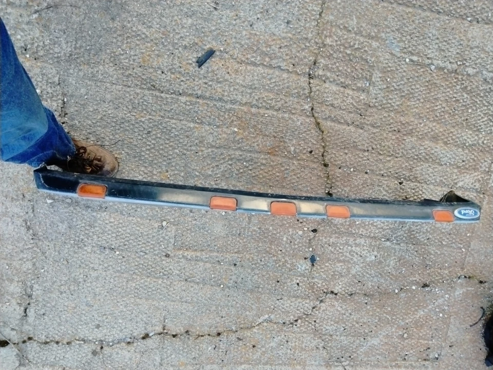 Visera iluminada Lund 19006 para Ford Bronco II 2 1983-87 Foto 3 de 4