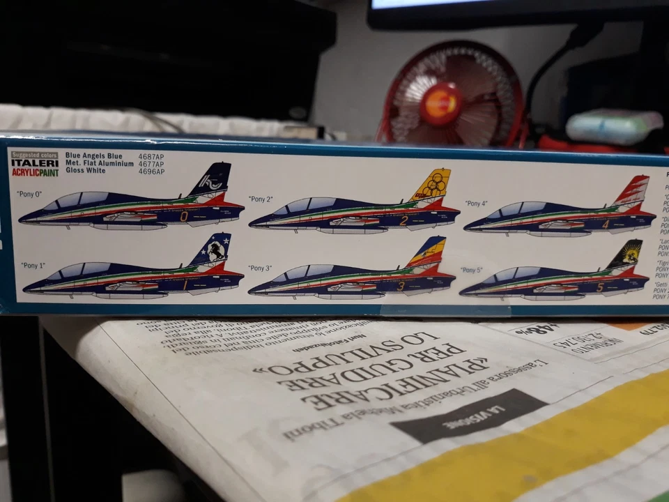 ITALERI MB-339 1/72 Frecce tricolori con gadget originali Aeronautica Militare - Immagine 4 di 4