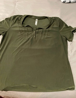 Sophia Caperelli Women's Solid Green Pleated Button Blouse L Short Sleeve