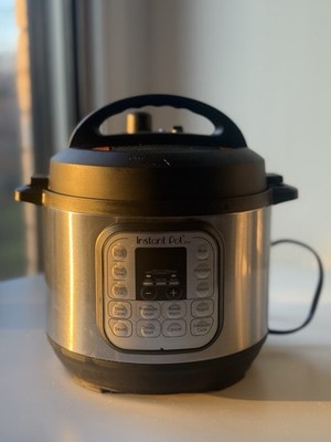 Instant Pot Duo 6QT Multi-Cooker 7-in-1   Used Twice, Works Perfectly