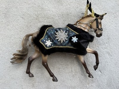 Breyer Christmas Holiday Horse #700126 Highlander Champagne True North 2023