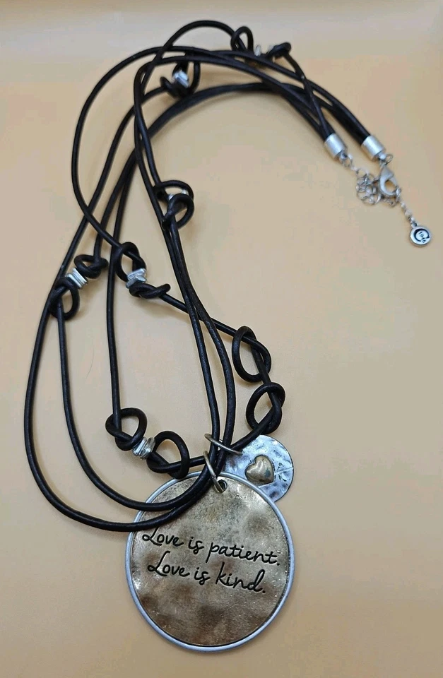 Colares com pingente de cordão de couro tom prata Anne Klein e tom dourado 1945 - Imagem 3 de 3