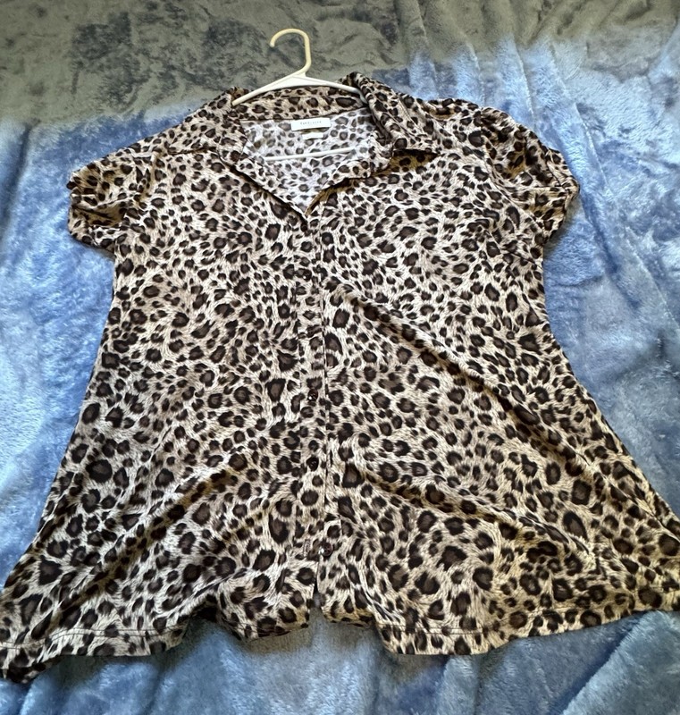 $ 1/2 off. Van Heusen X Large Women’s Leopard Print Blouse Excellent Condition
