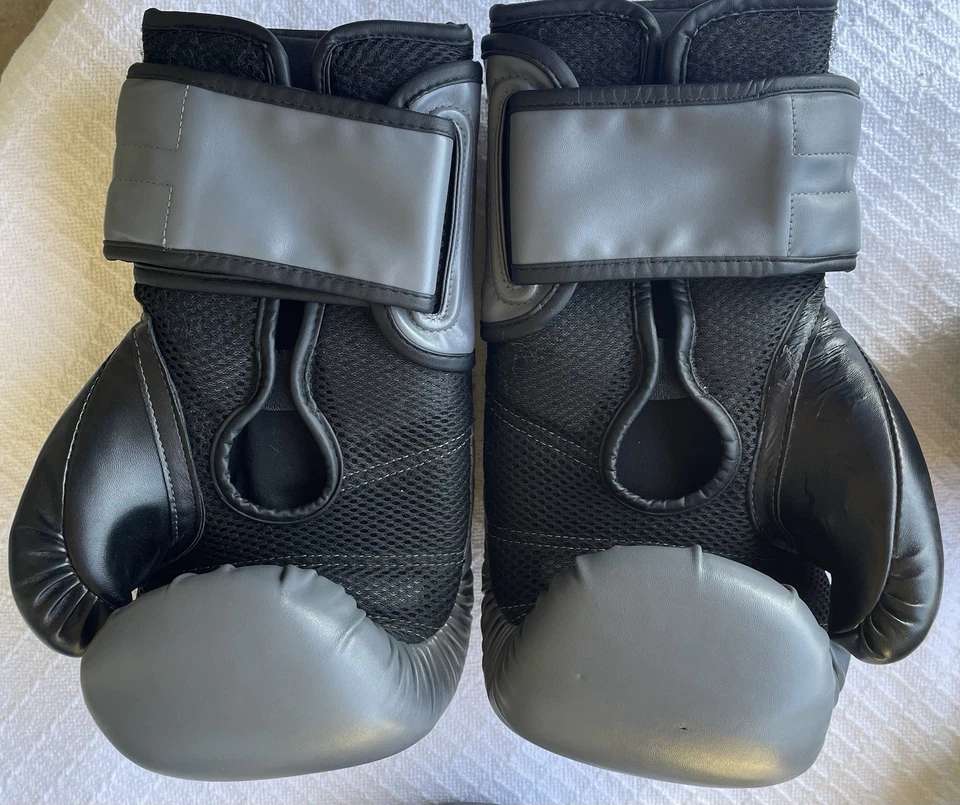 Mixed Lot Boxing Gear TITLE Headgear, Groin Protect, EVERLAST Gloves & Mitts, UB - Image 4 of 4