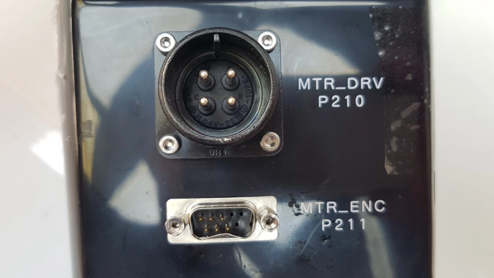 4-pin MTR_DRV P210 circular connector and 9-pin MTR_ENC P211 D-sub connector