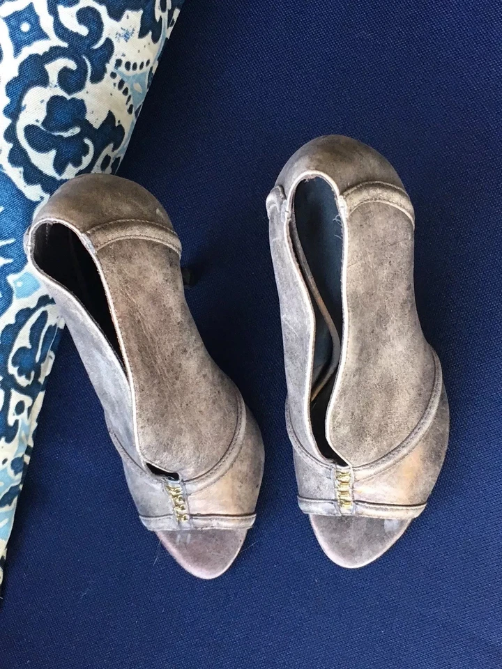 Elizabeth and James high heel booties in a silver taupe leather with top design - Image 2 of 4