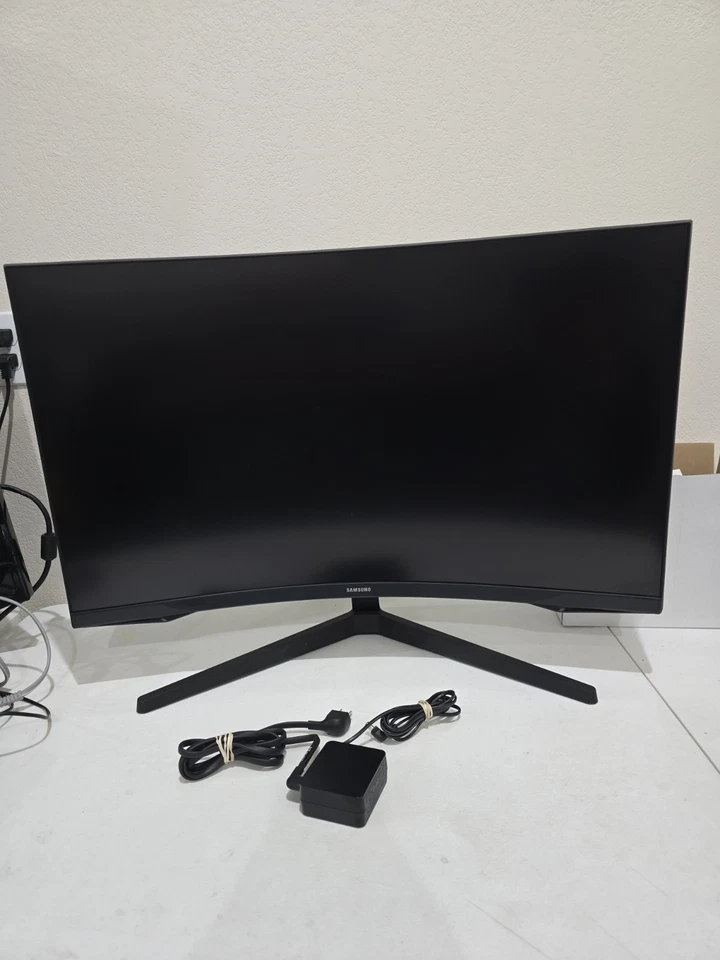 SAMSUNG Odyssey 32" 1000R Curved Gaming Monitor LS32CG550ENXZA - Image 2 of 4