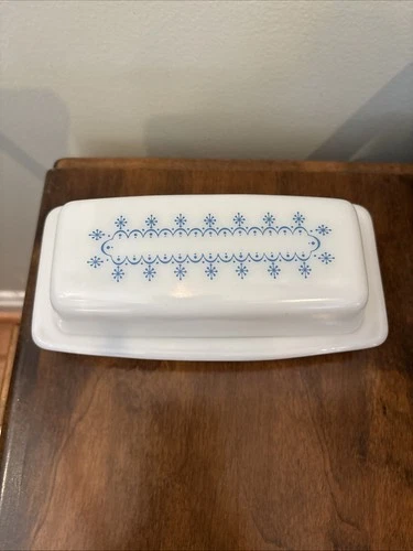 VTG PYREX 60’s BUTTER DISH WITH LID!  BLUE & WHITE SNOWFLAKE GARLAND! EUC