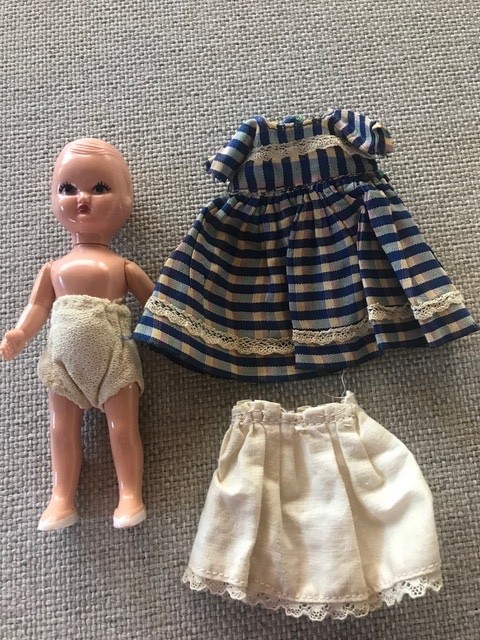 VINTAGE HOLLYWOOD SMALL PLASTIC DOLL WITH ORIGINAL DRESS 5 inches– 1940s