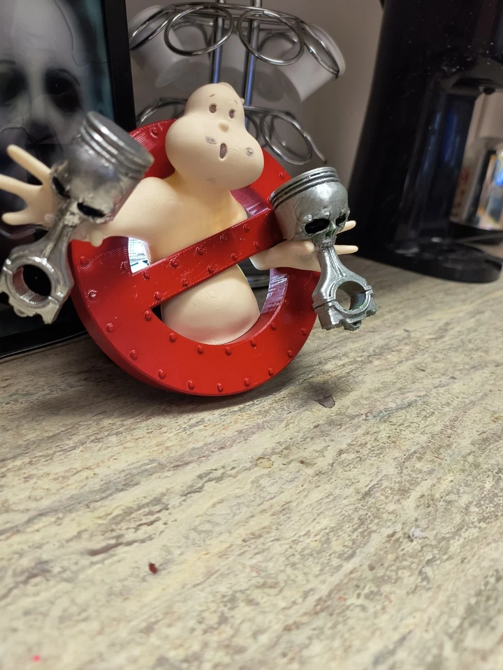 Cazafantasmas sosteniendo calaveras con cabeza de pistón Foto 4 de 4