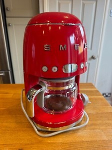 SMEG Kaffeevollautomat, in glänzendem Rot, gebraucht, guter Zustand