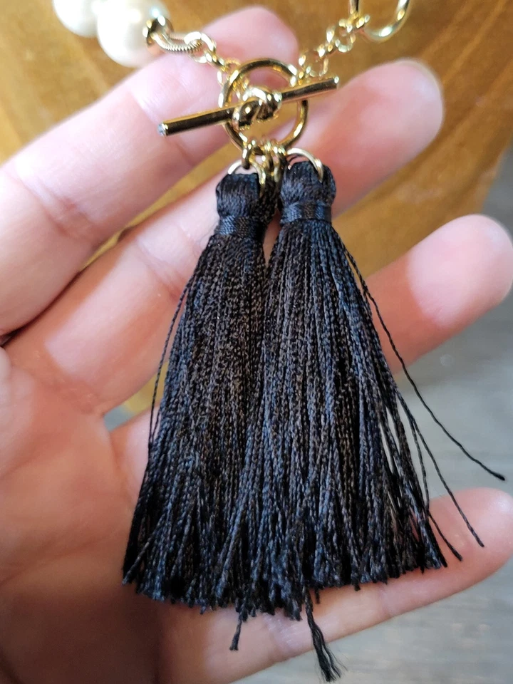 Colar de borla preta pérola falsa Kate Spade New York com fecho alternador - Imagem 3 de 4