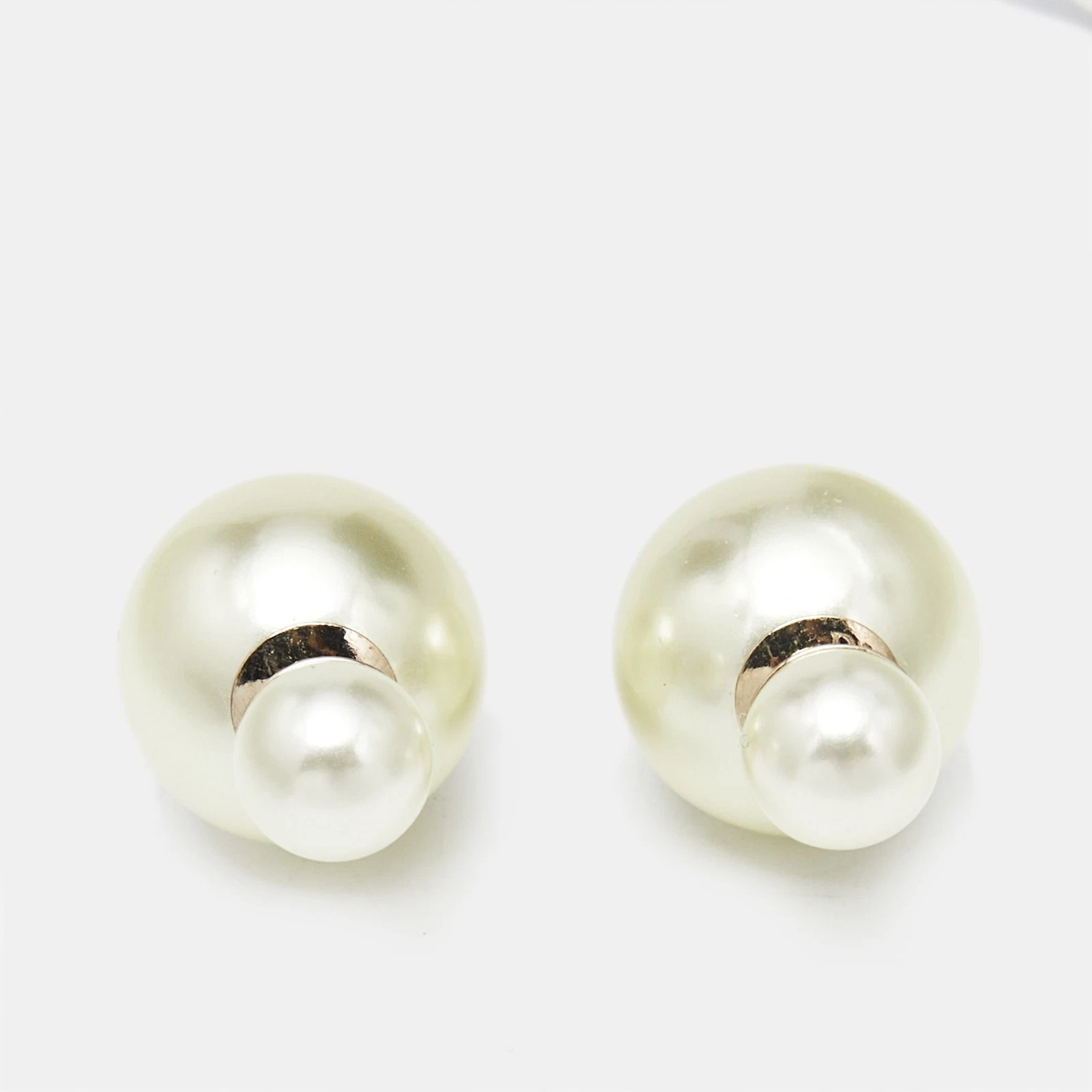 Boucles d'oreilles clous Dior Tribales fausse perle ton or