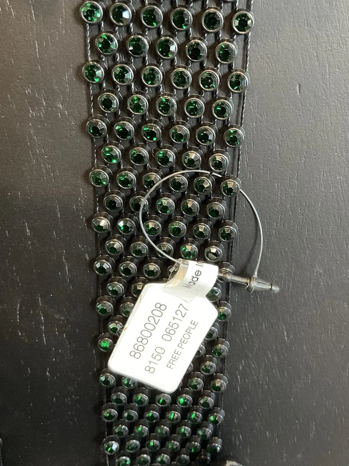 Corbata Free People negra con piedras verdes y flor negra original nueva con etiquetas $48 #1212 Foto 3 de 4