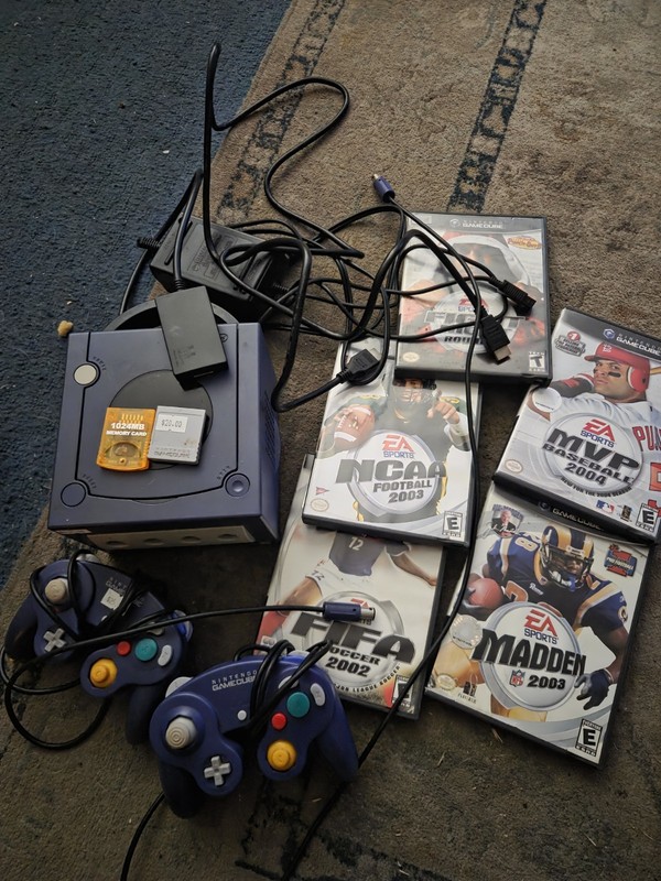Nintendo GameCube Console Bundle, 2 Controllers, Memory Cards, 5 Games lot