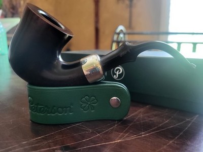 Peterson System Standard Heritage (XL 315) PLip with Peterson Leather Pipe Stand