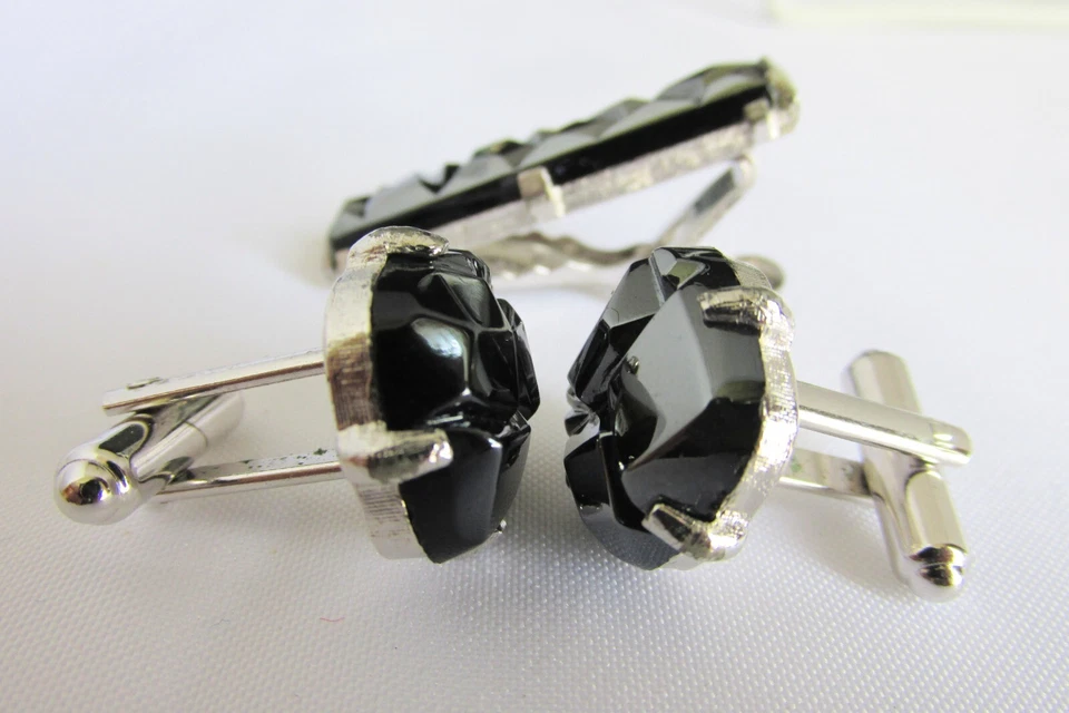 Juego de gemelos y barra de corbata de vidrio de lava negra Sarah Coventry de colección de los años 50 firmados Foto 4 de 4