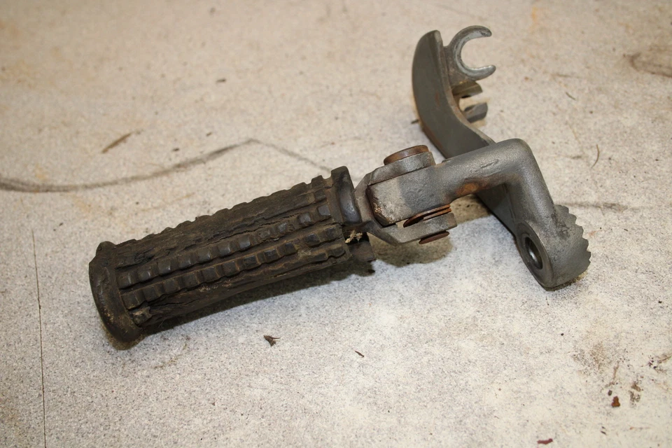 1965 Honda Super Hawk 305 CB77 RIGHT FRONT FOOT REST PEG STEP Q13-3035.UU - Image 2 of 4