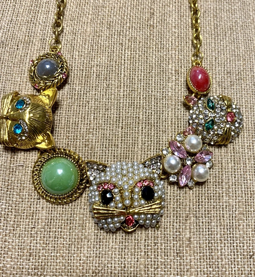 COLLAR GARGANTILLA BETSEY JOHNSON ORO AUDAZ Y MULTICOLOR LUCITE PERLA CRISTAL 3 GATOS Foto 2 de 4