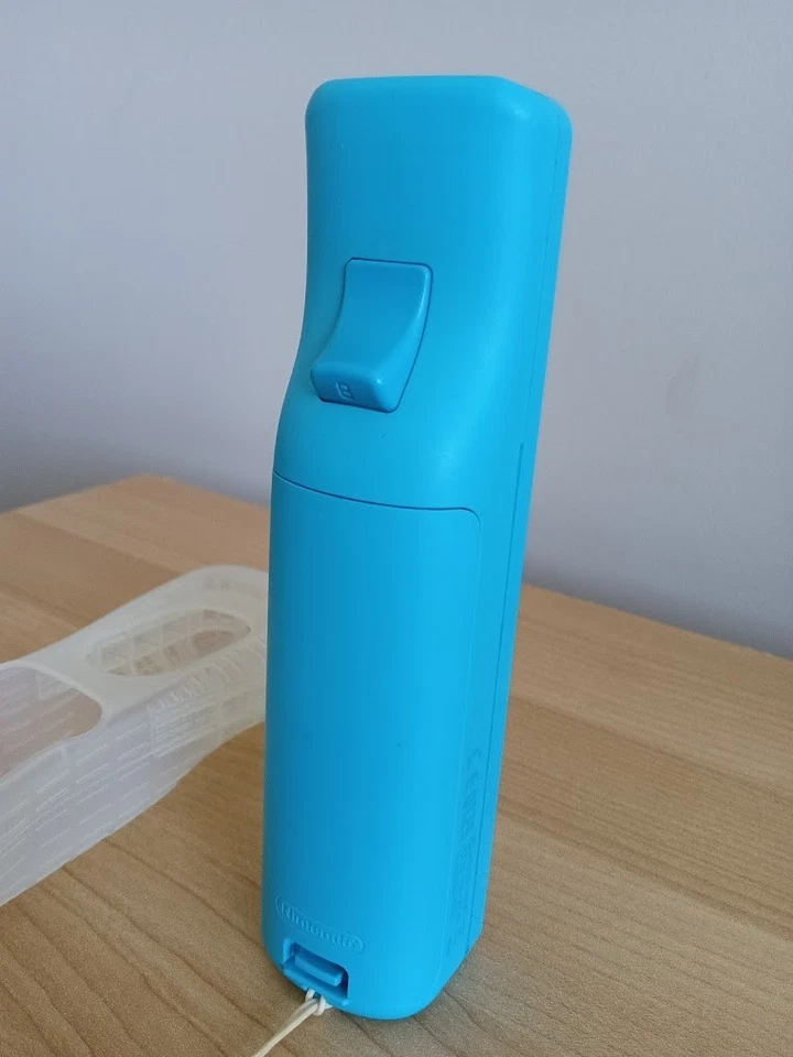 Nintendo Wii Remote Controller RVL-003 w/Silicone Case - blue OEM - Image 2 of 4