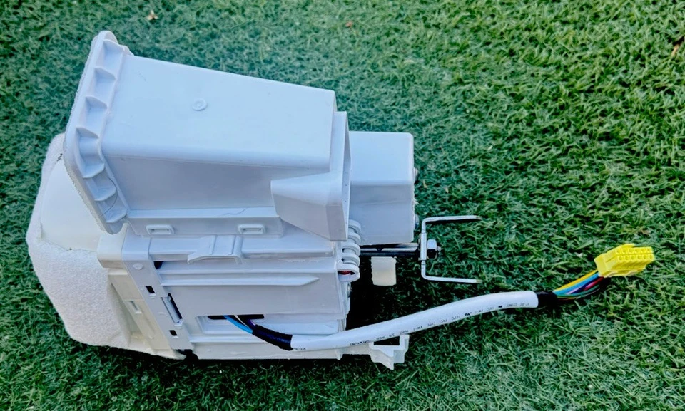 DAEWOO / KENMORE Ref-tor Auger Motor Assembly 30120-0035802-01 From # KLBH031ATE - image 2 of 4