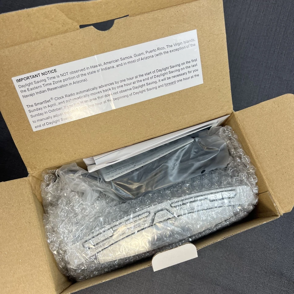 Emerson Research CKS5055S Smart Set Dual Auto Alarm Clock Radio AM/FM Auto Set - Image 4 of 4