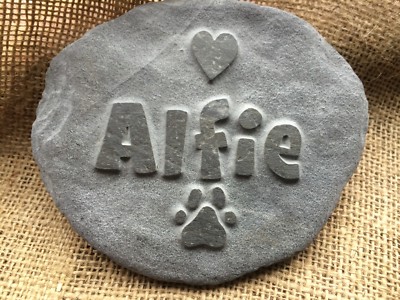Handgeschnitztes maßgeschneidertes Haustierdenkmal in Naturstein, Hund Katze Pferd, Pfotenabdruck