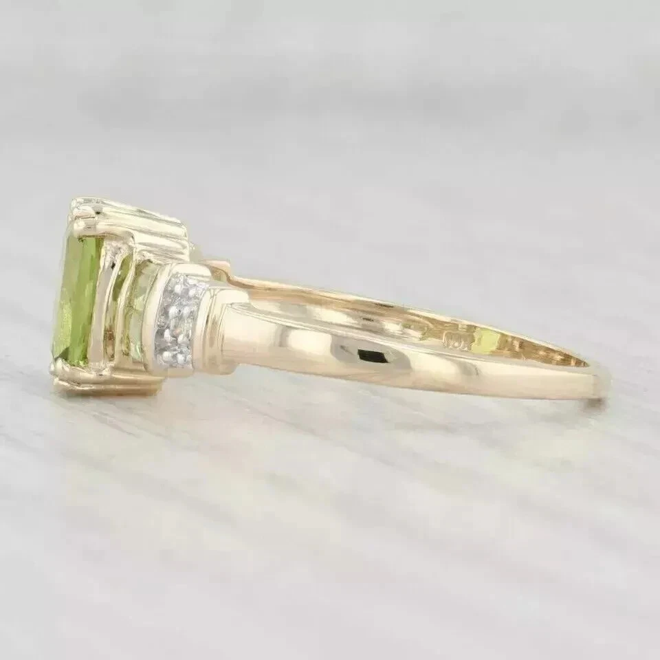 Anillo de compromiso para mujer de peridoto simulado de corte ovalado de 2,15 quilates enchapado en oro amarillo de 14 k Foto 3 de 4