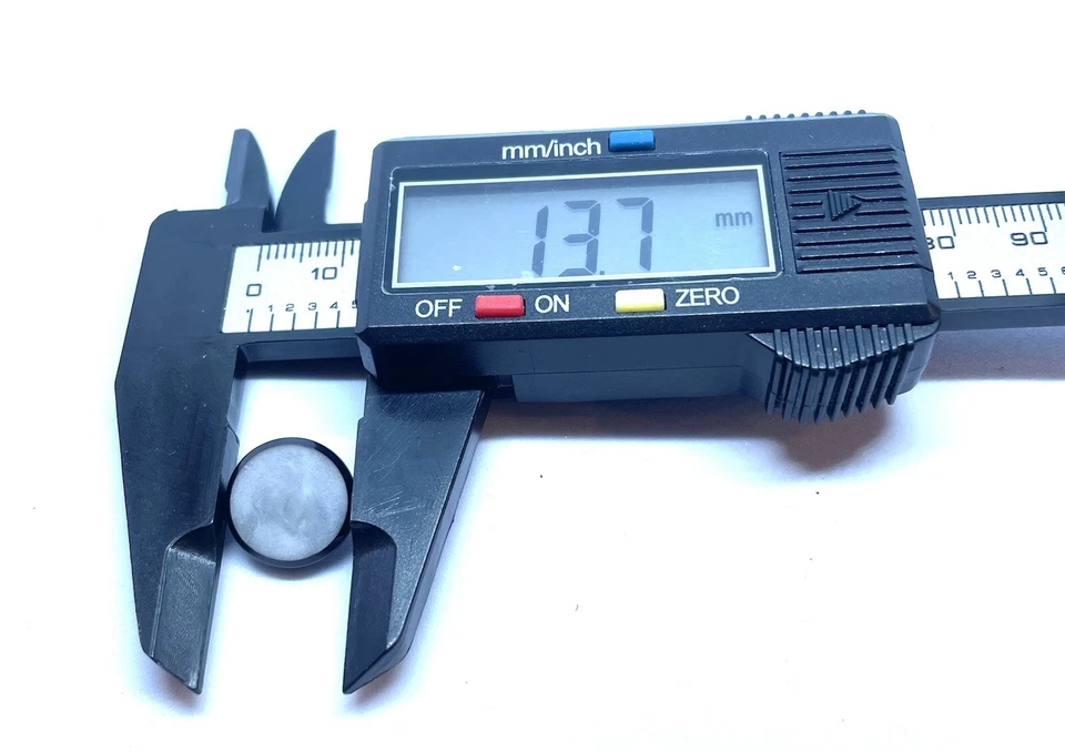 13.5mm X5 Black & White Shell Insert Shank Buttons - Image 2 of 3