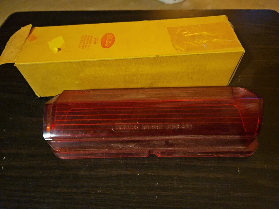 LENTE LÁMPARA TRASERA NORS GLO-BRITE 399 PARA 62 Buick LeSabre/Invicta RH GM 5952955 Foto 3 de 4