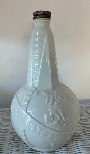 Vintage 1939 New York WORLD'S FAIR 9” Milk Glass Uranium GLOBE Bottle Decanter