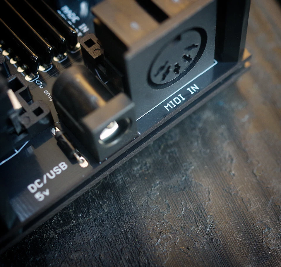 MINDBURNER MIDI 7 way MIDI Thru box Splitter for synthesizers - Image 2 of 4