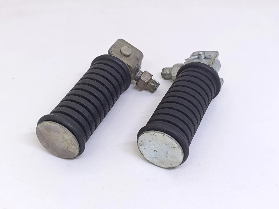 PAR DE APOIO PARA OS PÉS TRASEIRO SUZUKI TS100 A100 GT185 TS185 RV90 TS250 GT250 ASSY - Imagem 3 de 4