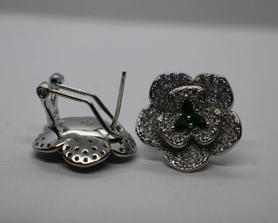 ORECCHINI CAMELIA FIORE ARGENTO ZIRCONI BIANCHI E SMERALDI CLIPS E PERNO MM 18 - Immagine 3 di 4