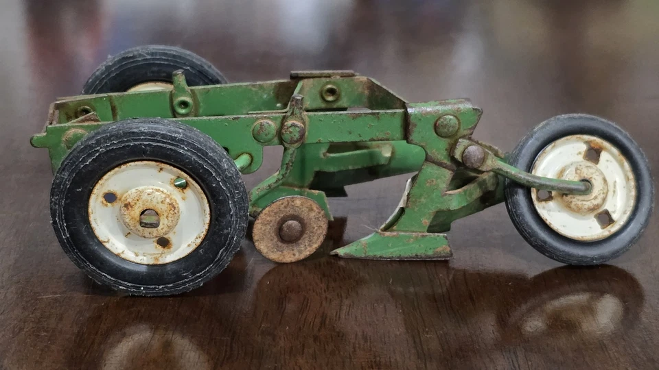 VINTAGE TRU SCALE 2-BLADE 2 CUTS GREEN TRACTOR PLOW ATTACHMENT - Image 4 of 4