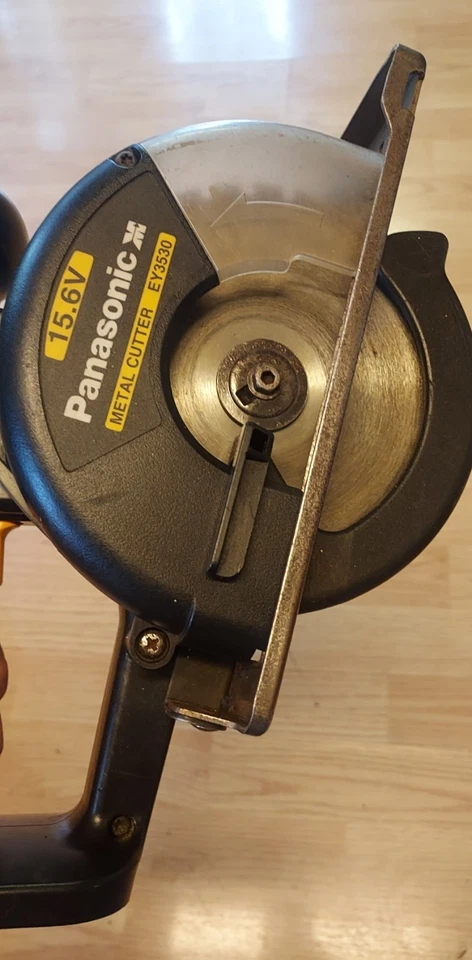 Sierra metálica Panasonic 5-3/8" modelo 15,6 V más cargador y batería hacer oferta  Foto 3 de 4