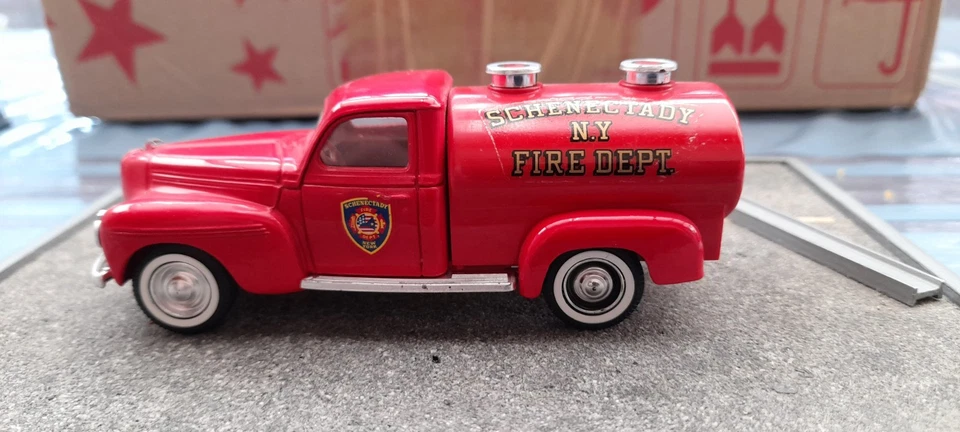 Miniature DODGE de 1940 " Fire Département " au 1/43 de chez SOLIDO - Photo 1/4