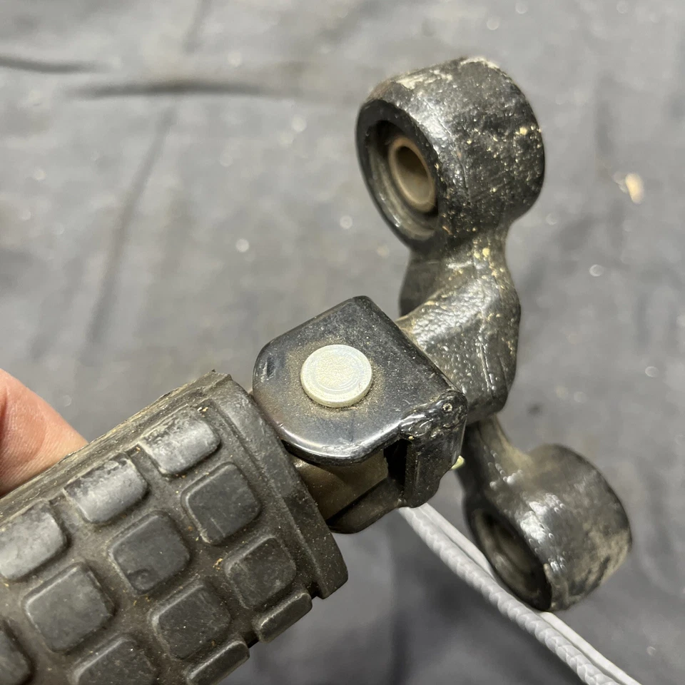 83 Yamaha Xj750r Seca 1983 NOS estribo delantero pie clavija soporte de montaje Foto 2 de 4