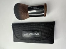 MAKE UP FOR EVER #124 Straight & Wavy Large Kabuki Brush with brush case