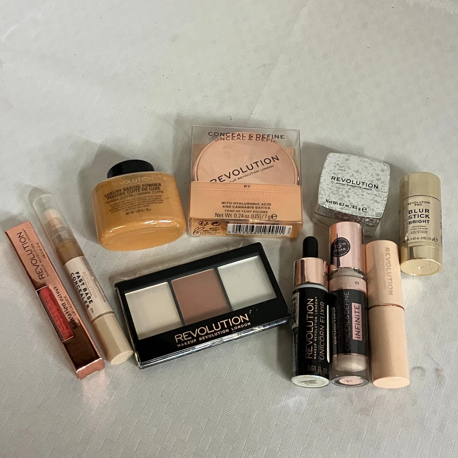 Revolution Concealer, Powder, Palette, Lip, Highlighter Makeup 10 Set Kit New
Opens in a new window